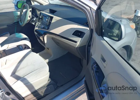 2011 Toyota Sienna Le V6 z USA, uszkodzony, nr VIN 5TDKK3DC7BS105983